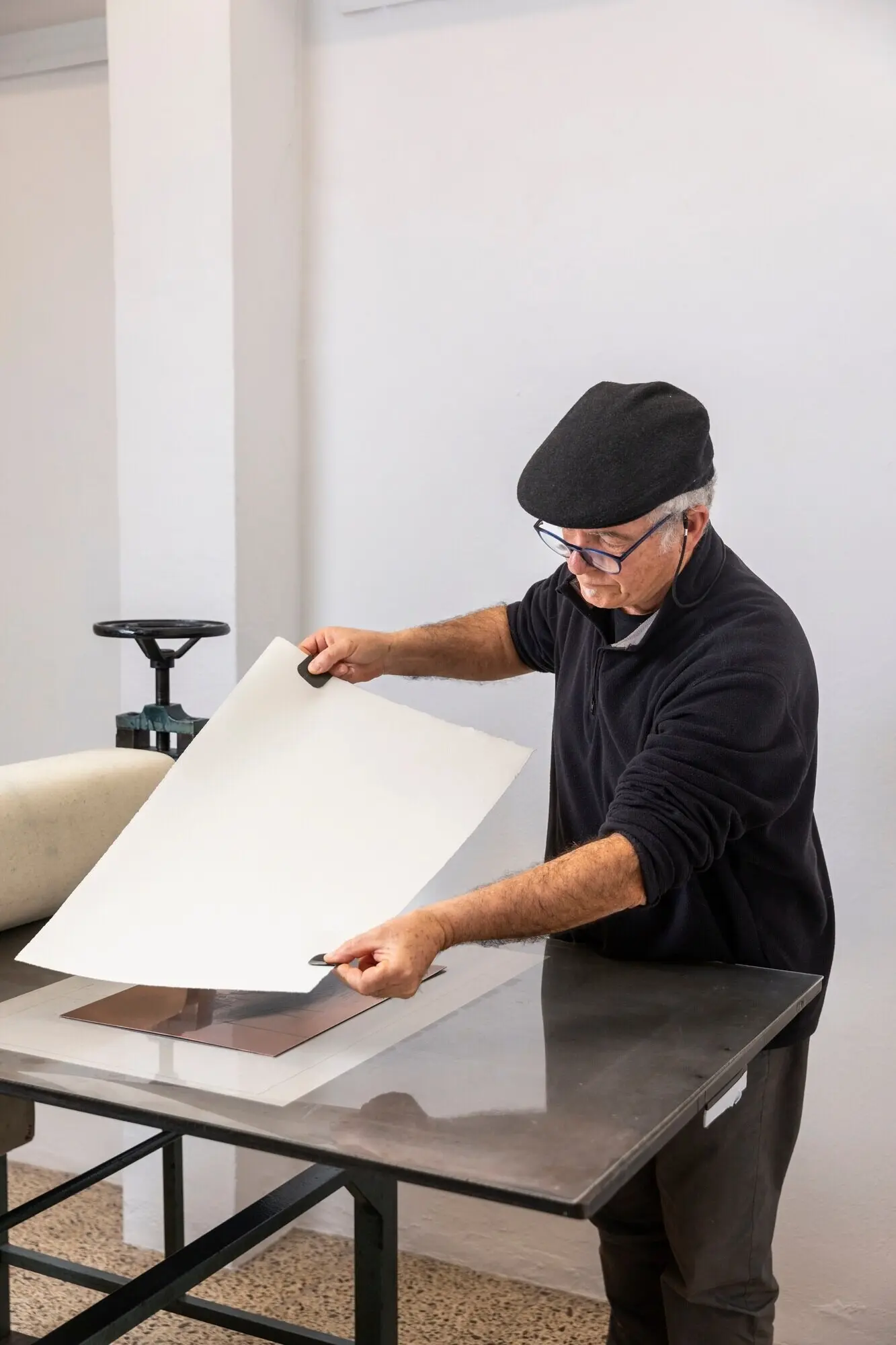 Detailaufnahme einer Person, die an einer Gravur arbeitet.