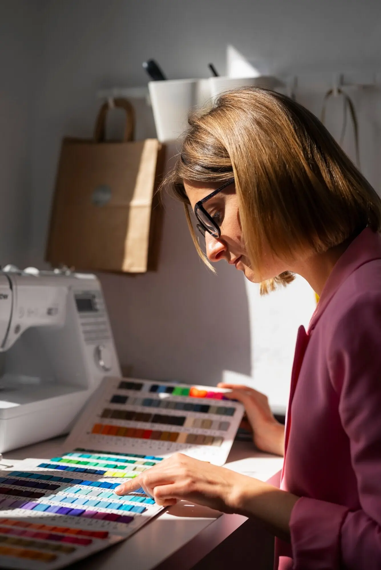 Frau in Seitenansicht mit Farbpalette